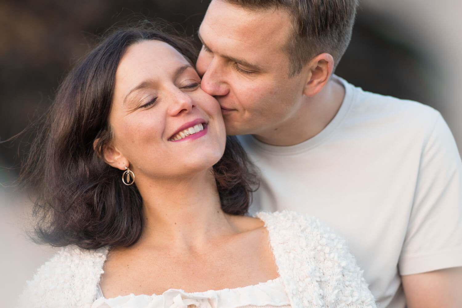Paar küsst sich in Alsfeld. Paarfotos Alsfeld