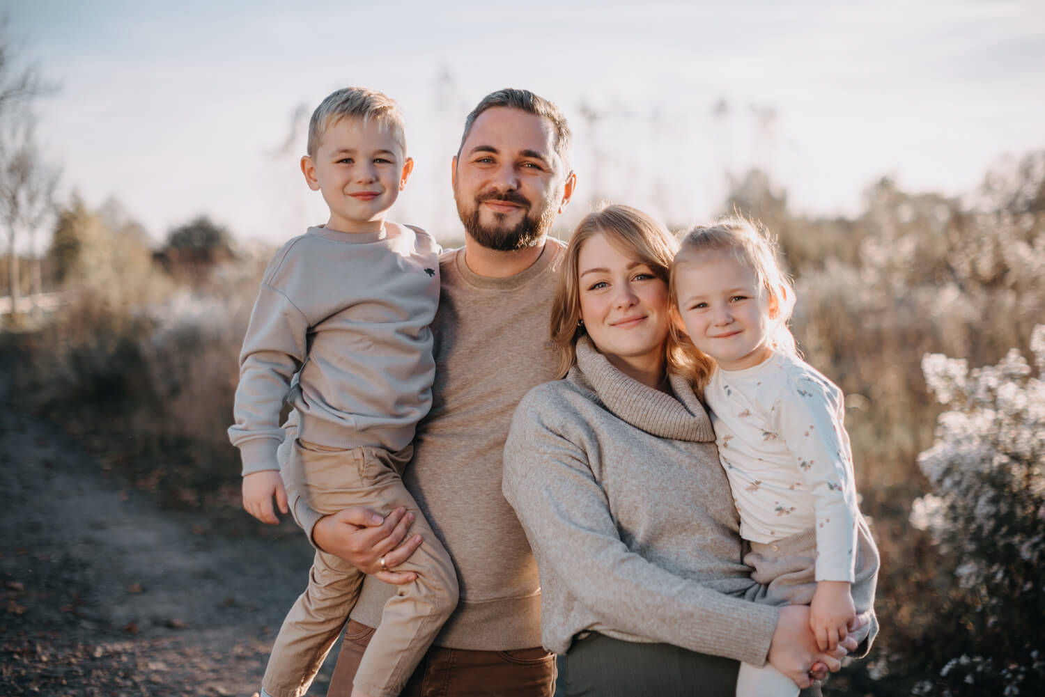 Familie umarmt sich beim Fotoshooting in Alsfeld