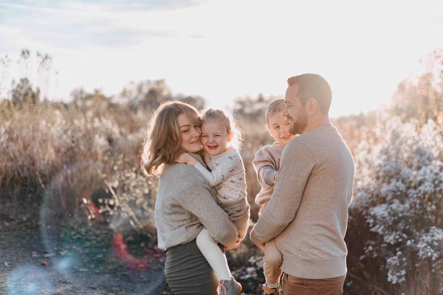 Familie hält KInder im Arm beim Fotoshooting in Alsfeld