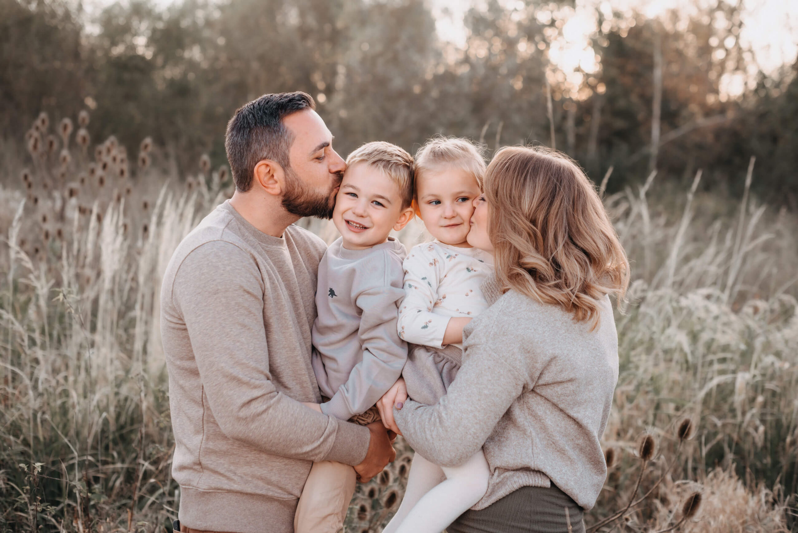 Familie umarmt sich und küsst sich beim Fotoshooting in Alsfeld
