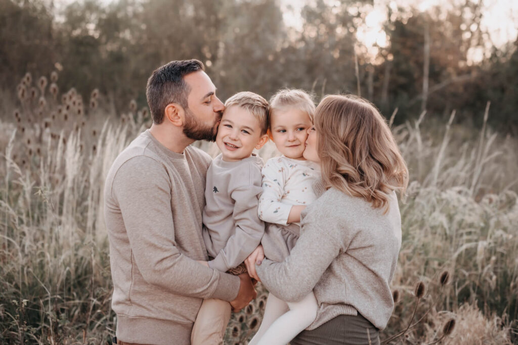 Familie umarmt sich beim Fotoshooting in Alsfeld