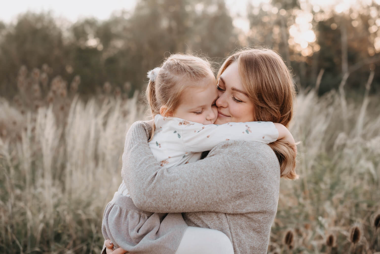 Mutter mit Kind im Arm beim Fotoshooting in Alsfeld