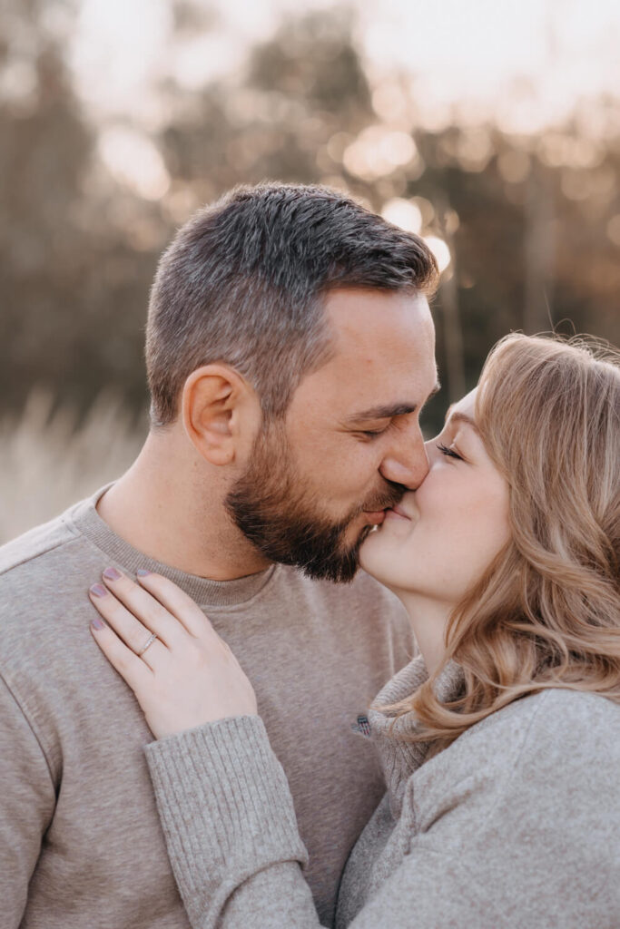 Mann und Frau küssen sich beim Fotoshooting in Alsfeld