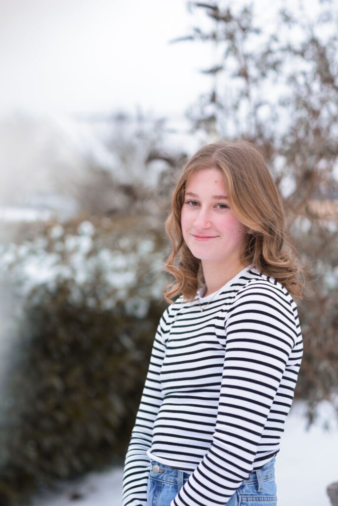 junges Mädchen steht im Wintertag im Garten beim Fotoshooting in Alsfeld