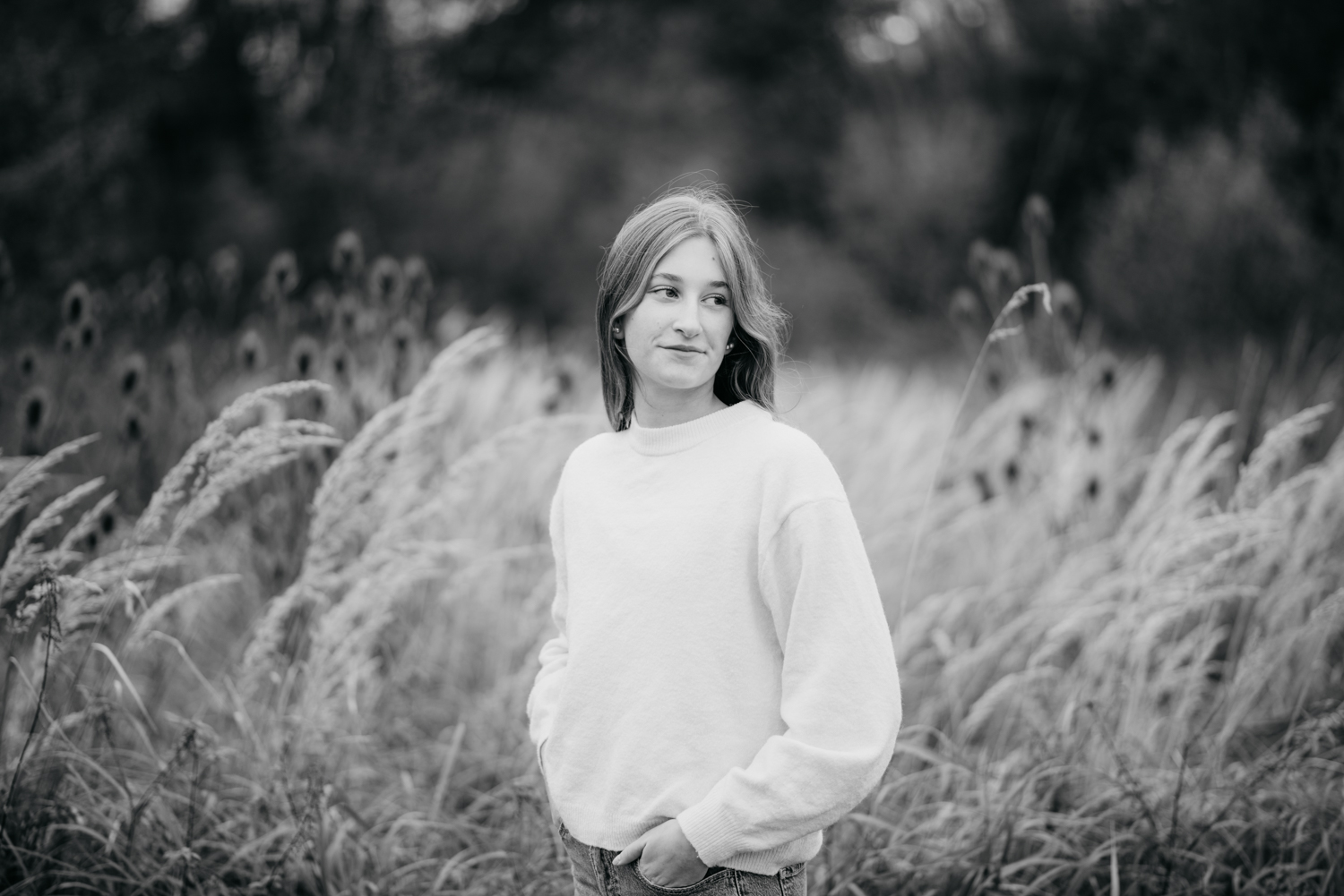 Mädchen steht vor einer hohen Wiese im Gras beim Fotoshooting in Alsfeld