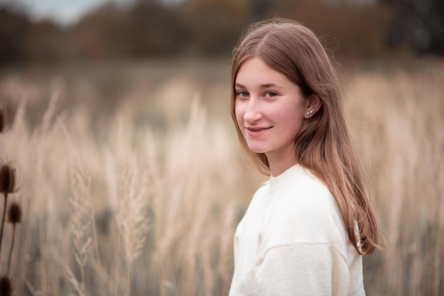 Mädchen steht vor hohem Gras bei Fotoshooting in Alsfeld.