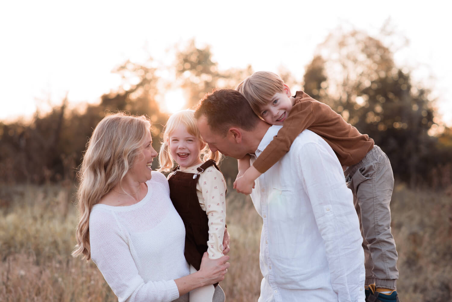 Familie lacht miteinander beim Fotoshooting in Alsfeld
