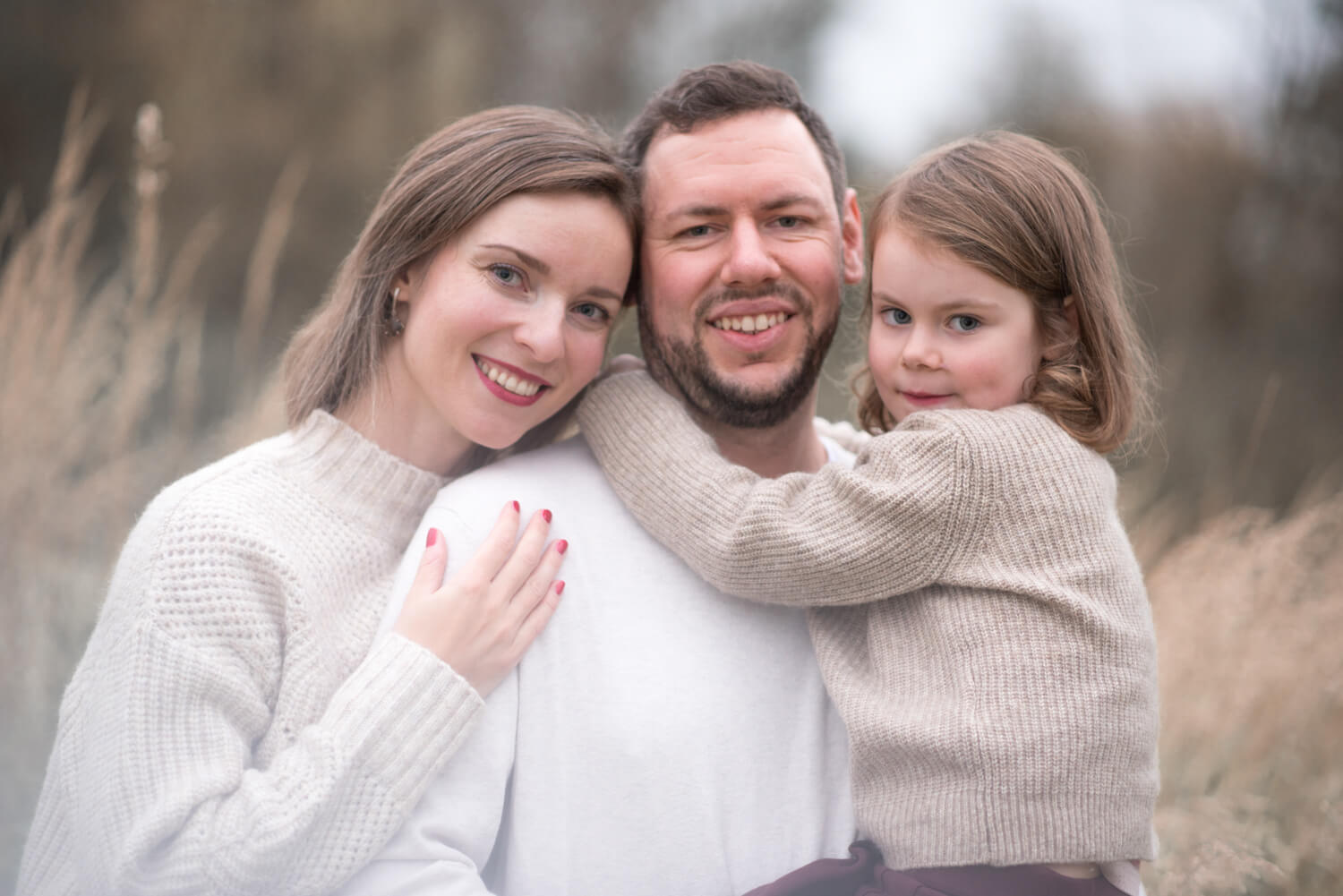 Familie hält sich im Arm beim Fotoshooting in Alsfeld
