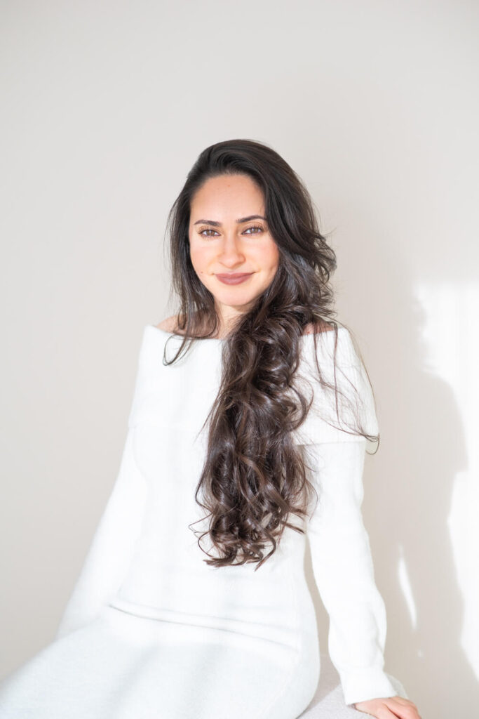 Junge Frau sitzt auf einem Hocker im Fotostudio bei einem Porträt Fotoshooting in Alsfeld