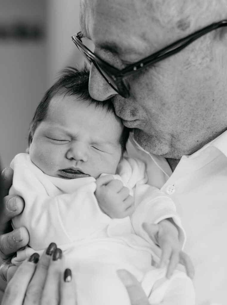 Baby mit Opa beim Neugeborenen Fotoshooting Alsfeld Ich weiß, wie kostbar die Zeit mit den Menschen ist, die wir lieben. Und leider weiß ich, dass sie nicht unendlich ist.  Wie schön muss es sein, seine Kinder in den Armen seiner eigenen Eltern zu sehen - umhüllt von der gleichen bedingungslosen Liebe, die uns selbst einmal geschenkt wurde? Diese Verbindung zwischen Generationen ist etwas so Wertvolles, dass wir sie für immer bewahren sollten.