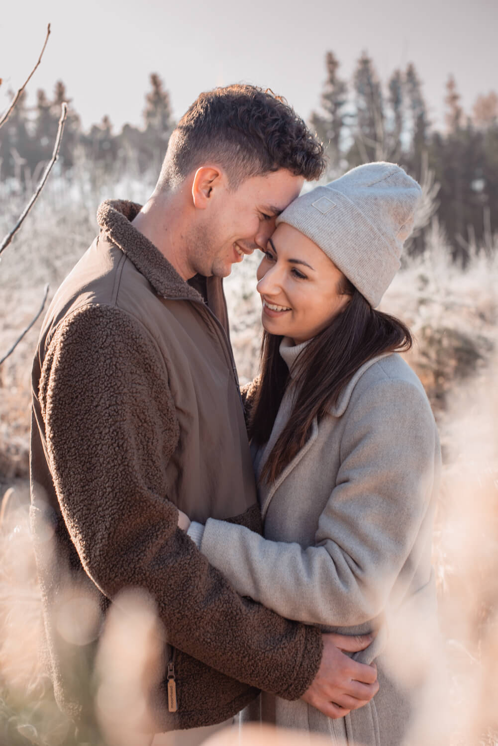 Paar hält sich im Arm beim Paar Fotoshooting in Alsfeld
