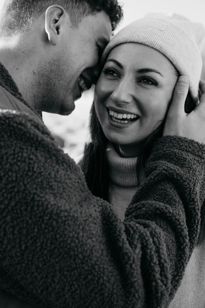 Mann flüstert Frau etwas ins Ohr beim Fotoshooting in Alsfeld
