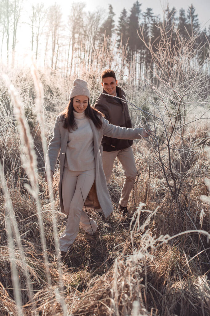 Frau läuft mit Mann beim Fotoshooting in Alsfeld
