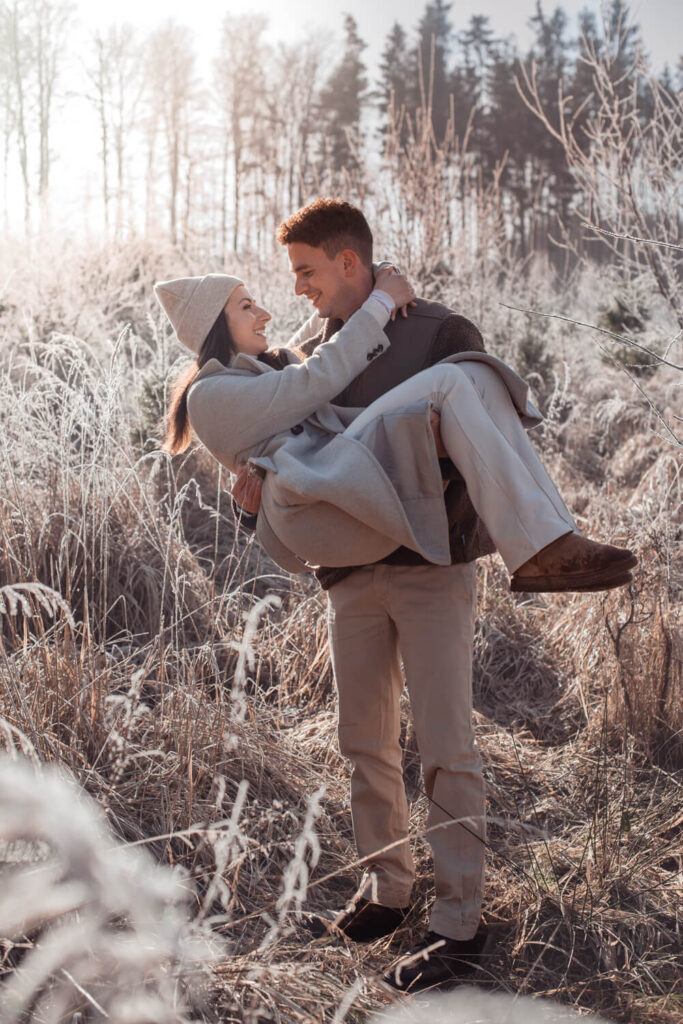 Mann hält seine Freundin im Arm beim Fotoshooting in Alsfeld