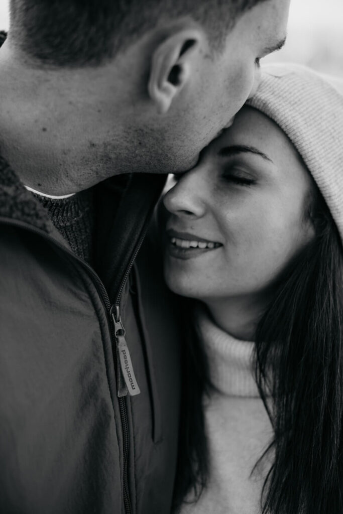 Mann küsst seine Frau auf die Stirn beim Fotoshooting in Alsfeld