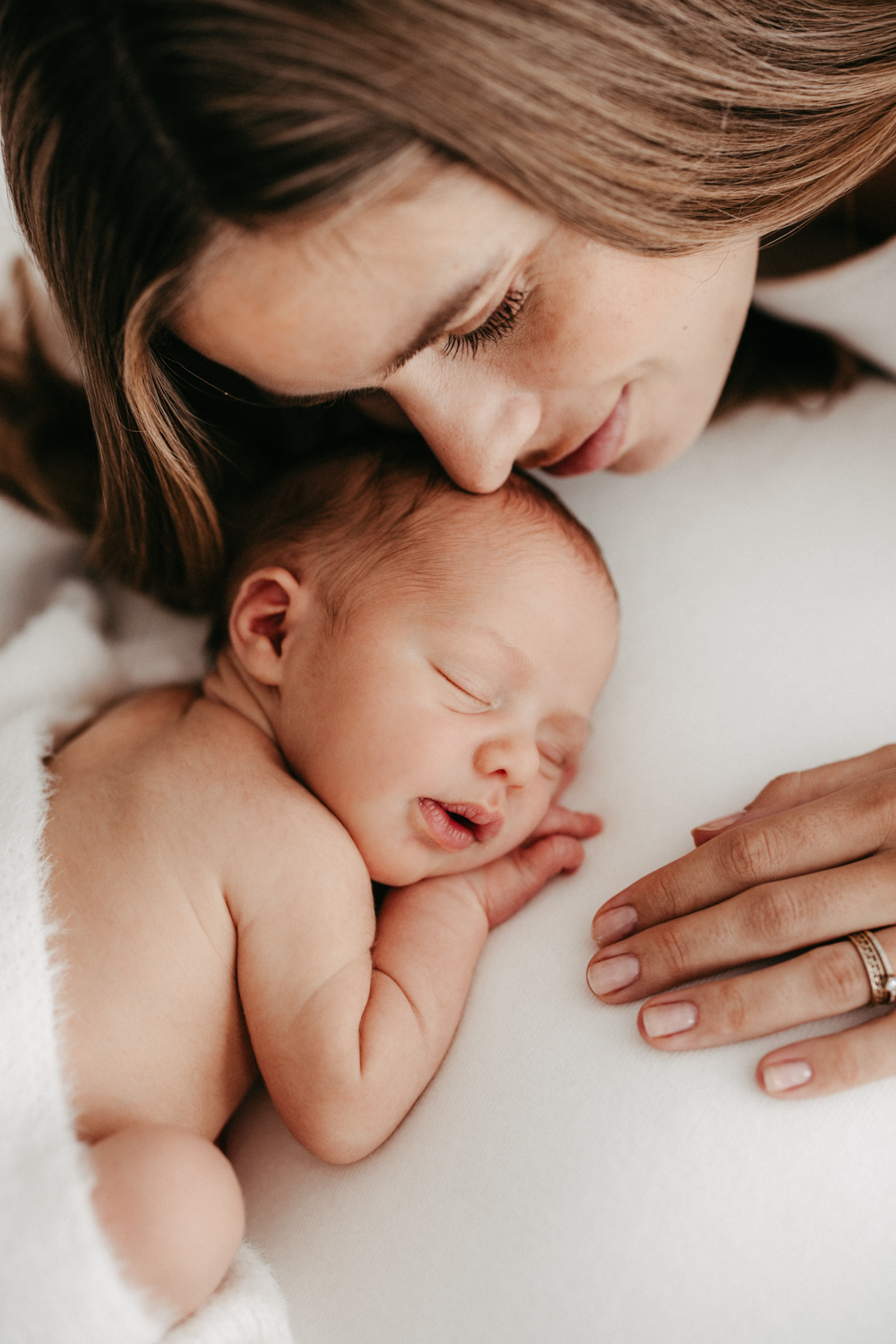 Mutter mit Neugeborenem im Arm beim Fotoshooting in Alsfeld