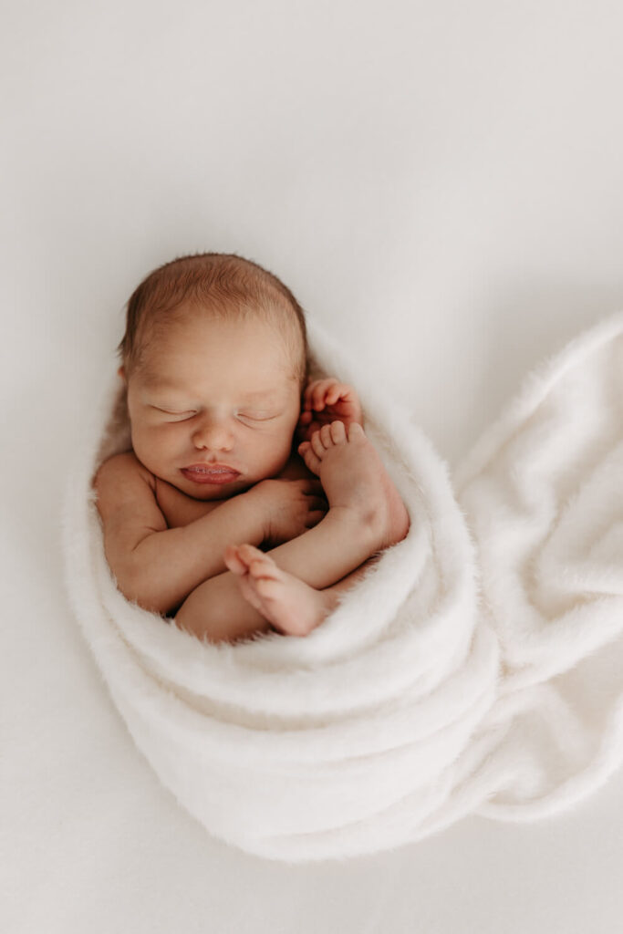 Baby liegt eingewickelt in einer Decke beim Fotoshooting in Alsfeld