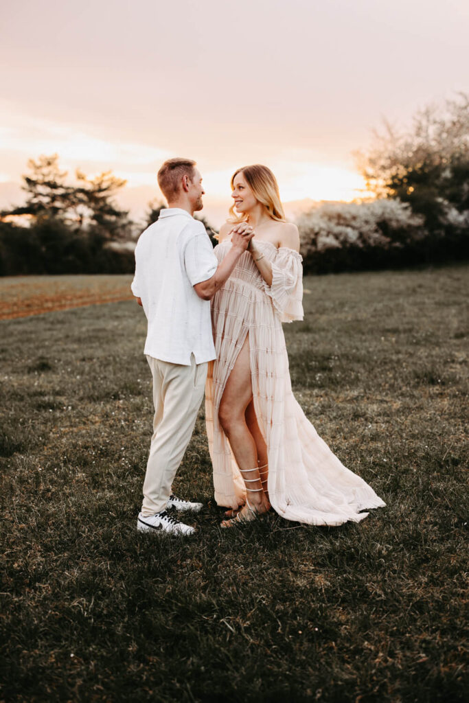 Die „Golden Hour“, also die Abendstunden, ermöglichen eine wunderschöne und warme Atmosphäre. Daher treffen wir uns ca. 1-2 Stunden vor dem Sonnenuntergang am vereinbarten Ort, um das schönste Licht auf euren Bildern einzufangen. Ich werde euch bei eurem Fotoshooting für Paare sanft anleiten, sodass ihr zu keiner Zeit unsicher seid, was ihr tun sollt. Gleichzeitig gebe ich euch keine steifen Posen, sondern lasse euch Spielraum in eurer Bewegung. Dabei entstehen sowohl spaßige als auch innige Momente.