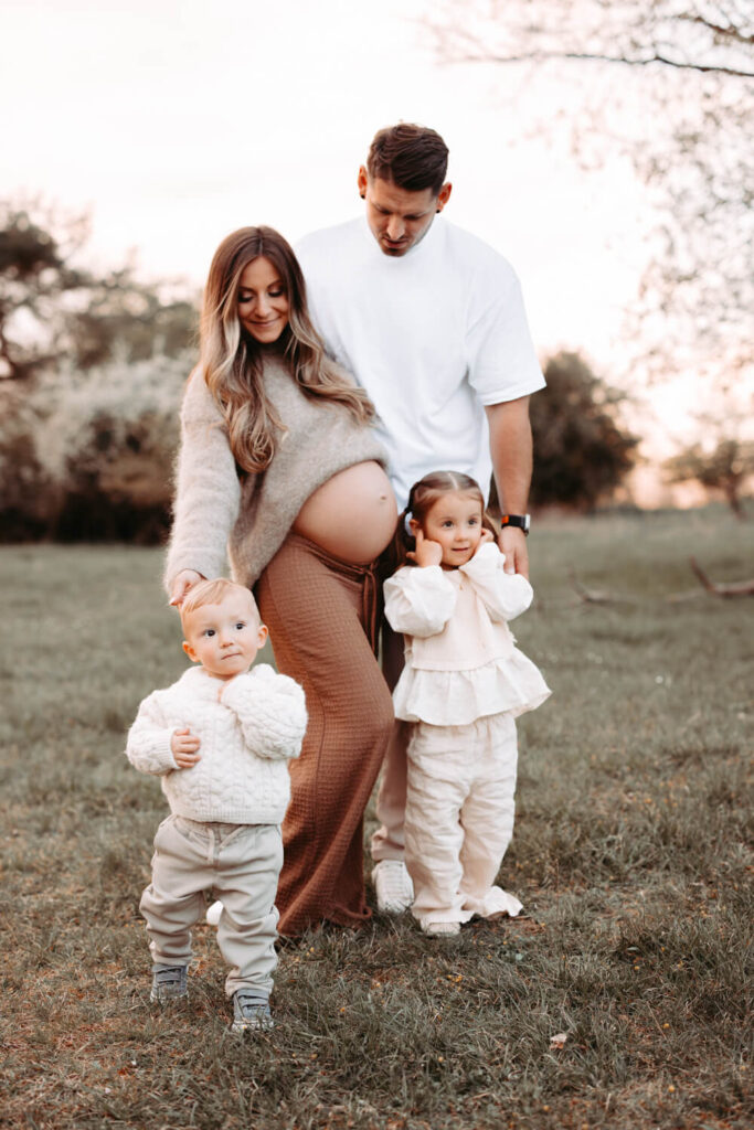 Von Heiratsantrag über verliebte Paarfotos, Babybauch, Portraits und Familien. Wir treffen uns meistens in der Natur zu einem Spaziergang oder einem Picknick. Während ihr ganz ihr selbst seid und einfach nur Spaß habt, fange ich als Fotografin in Alsfeld all eure echten Emotionen und lebendigen Momente ein, die euch ausmachen.