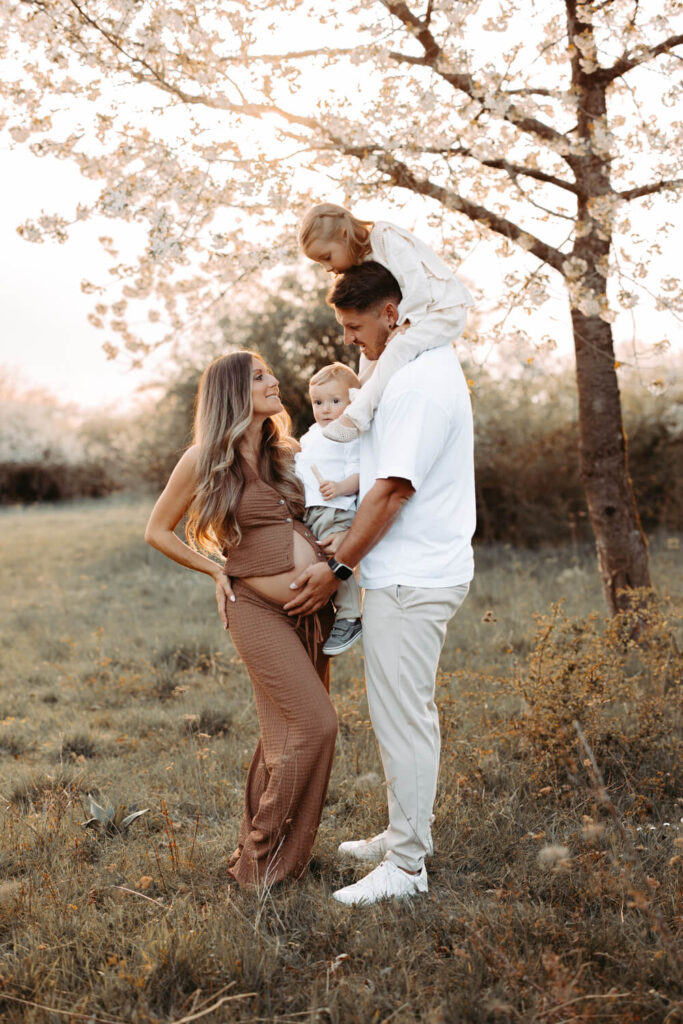 Nach dem Babybauch Fotoshooting kann ich es kaum erwarten, eure Bilder zu sichten und eine Grundoptimierung vorzunehmen. Daher schicke ich euch ein paar Tage danach, spätestens jedoch 7 Tage nach dem Shooting eure Auswahlgalerie. Daraus sucht ihr eure Lieblingsbilder aus, die ich nach Zahlungseingang nochmal final bearbeite und euch in hochauflösender Qualität zum Download bereitstelle.