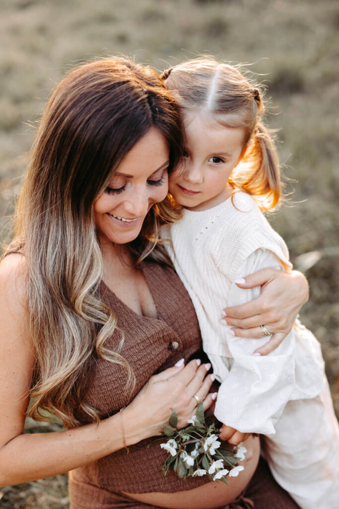 Nach dem Babybauch Fotoshooting kann ich es kaum erwarten, eure Bilder zu sichten und eine Grundoptimierung vorzunehmen. Daher schicke ich euch ein paar Tage danach, spätestens jedoch 7 Tage nach dem Shooting eure Auswahlgalerie. Daraus sucht ihr eure Lieblingsbilder aus, die ich nach Zahlungseingang nochmal final bearbeite und euch in hochauflösender Qualität zum Download bereitstelle.