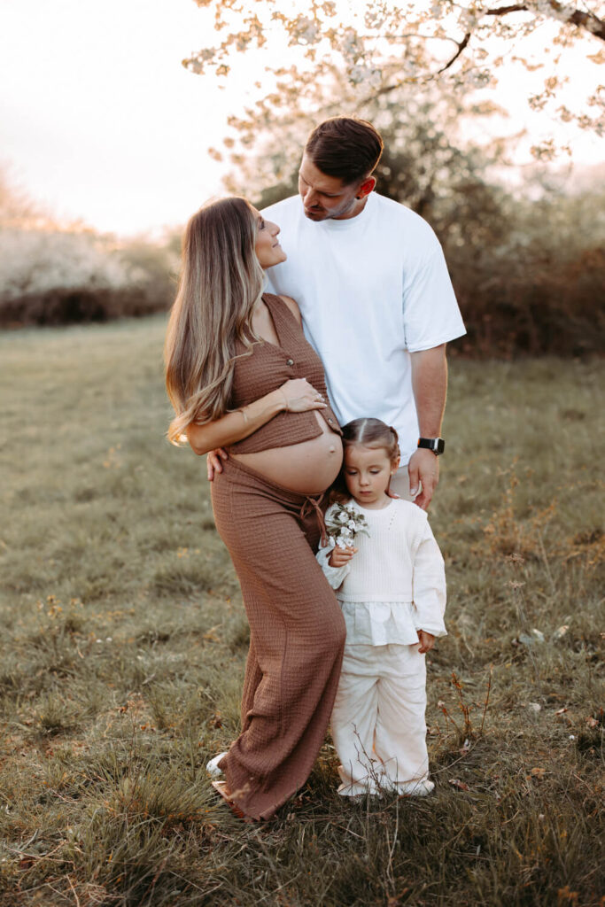 Nach dem Babybauch Fotoshooting kann ich es kaum erwarten, eure Bilder zu sichten und eine Grundoptimierung vorzunehmen. Daher schicke ich euch ein paar Tage danach, spätestens jedoch 7 Tage nach dem Shooting eure Auswahlgalerie. Daraus sucht ihr eure Lieblingsbilder aus, die ich nach Zahlungseingang nochmal final bearbeite und euch in hochauflösender Qualität zum Download bereitstelle.