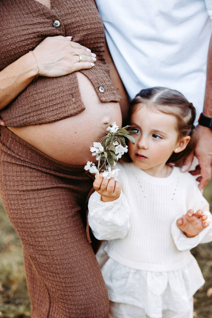 Nach dem Babybauch Fotoshooting kann ich es kaum erwarten, eure Bilder zu sichten und eine Grundoptimierung vorzunehmen. Daher schicke ich euch ein paar Tage danach, spätestens jedoch 7 Tage nach dem Shooting eure Auswahlgalerie. Daraus sucht ihr eure Lieblingsbilder aus, die ich nach Zahlungseingang nochmal final bearbeite und euch in hochauflösender Qualität zum Download bereitstelle.