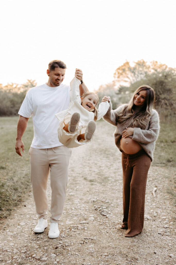 Von Heiratsantrag über verliebte Paarfotos, Babybauch, Portraits und Familien. Wir treffen uns meistens in der Natur zu einem Spaziergang oder einem Picknick. Während ihr ganz ihr selbst seid und einfach nur Spaß habt, fange ich als Fotografin in Alsfeld all eure echten Emotionen und lebendigen Momente ein, die euch ausmachen.