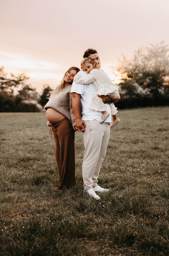 Frau mit Babybauch und Familie beim Familien Fotoshooting in Alsfeld Ich sende euch nach der Buchung einen ausführlichen Shooting-Guide als PDF zu. Dort findet ihr viele Antworten zu den Themen Location, Styling, zeitlicher Ablauf etc. Solltet ihr weitere Fragen haben, könnt ihr mich jederzeit schriftlich oder telefonisch kontaktieren. Ich berate euch super gerne bezüglich eures Outfits und biete euch Shooting-Kleider zum ausleihen kann. Ihr sollt euch richtig schön und wohl fühlen, denn diese Zufriedenheit strahlt ihr auch auf den Bildern aus. Damit ihr bestens informiert seid, nehme ich mir dafür die Zeit, die ihr braucht.