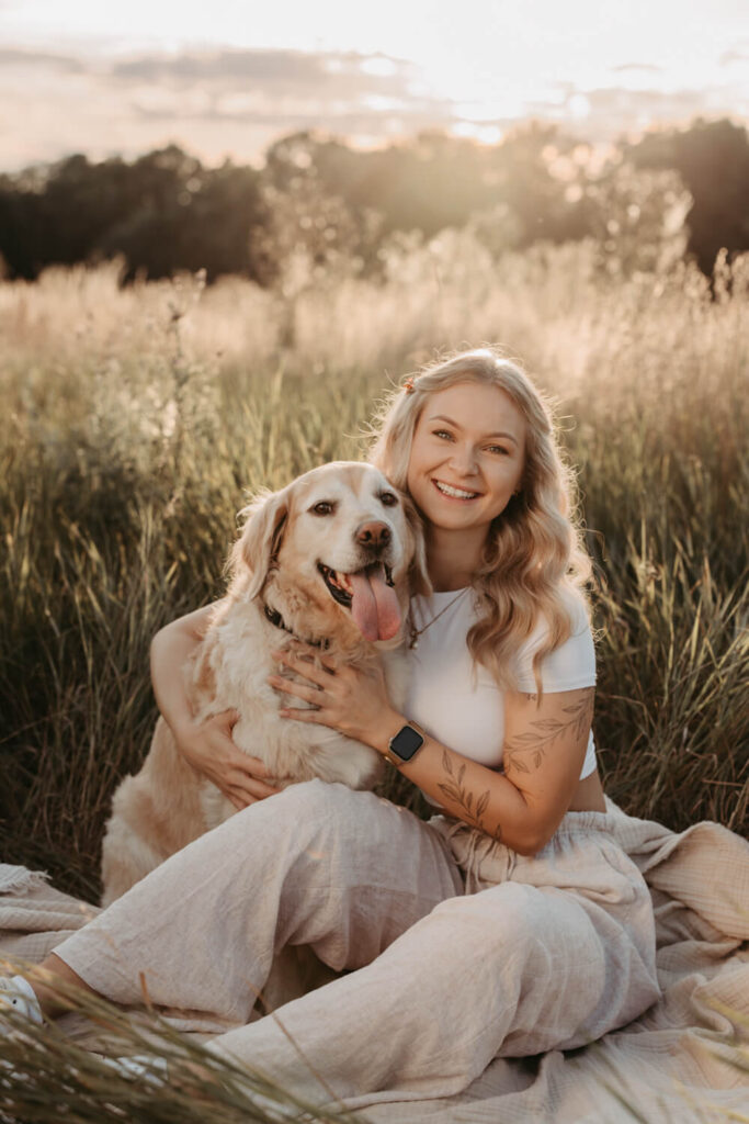 Frau mit Hund beim Fotoshooting in Alsfeld