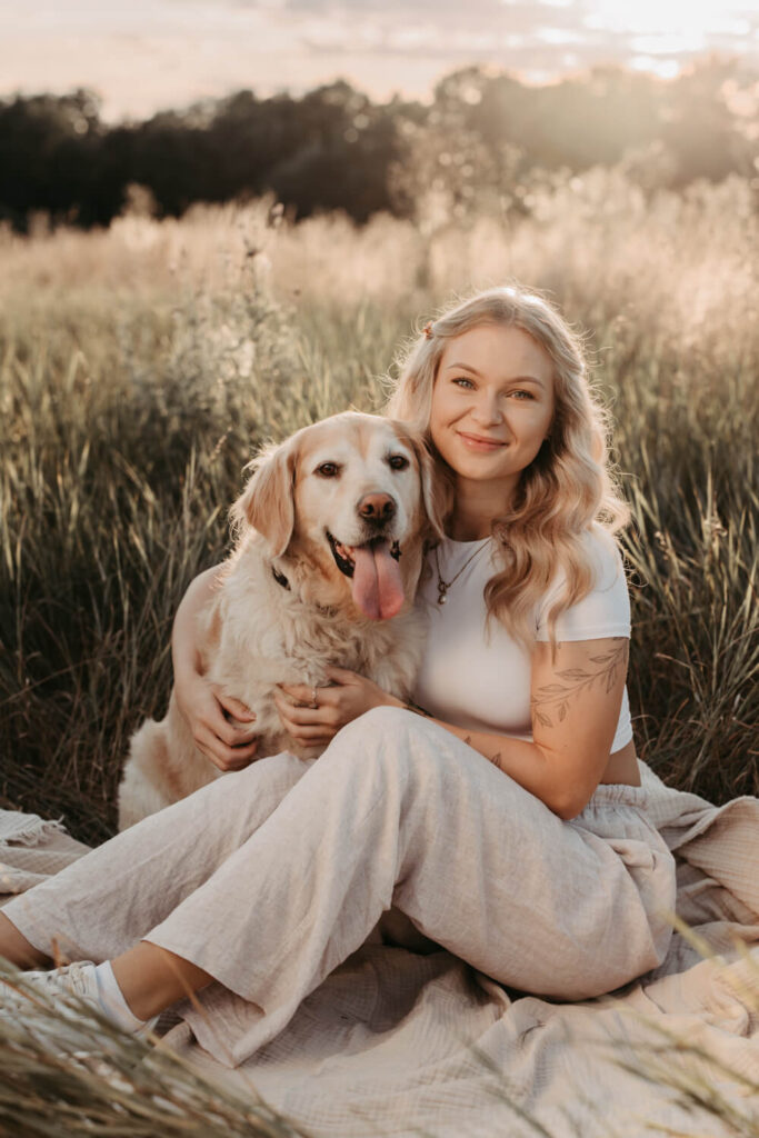 Frau mit Hund beim Fotoshooting in Alsfeld