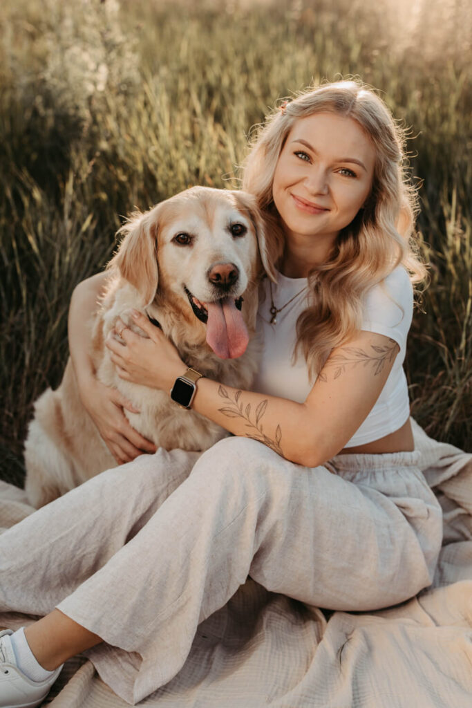 Frau mit Hund beim Fotoshooting in Alsfeld