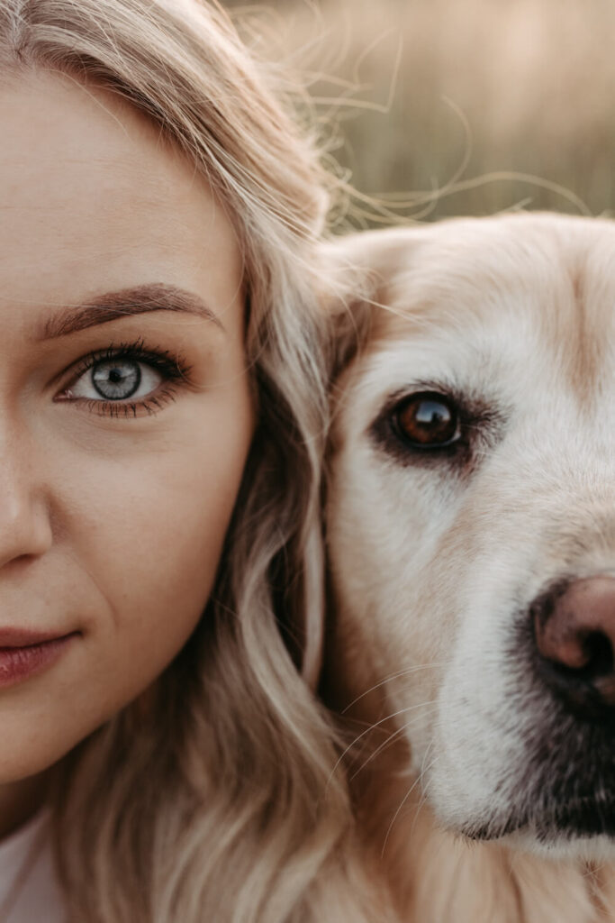 Frau mit Hund beim Fotoshooting in Alsfeld