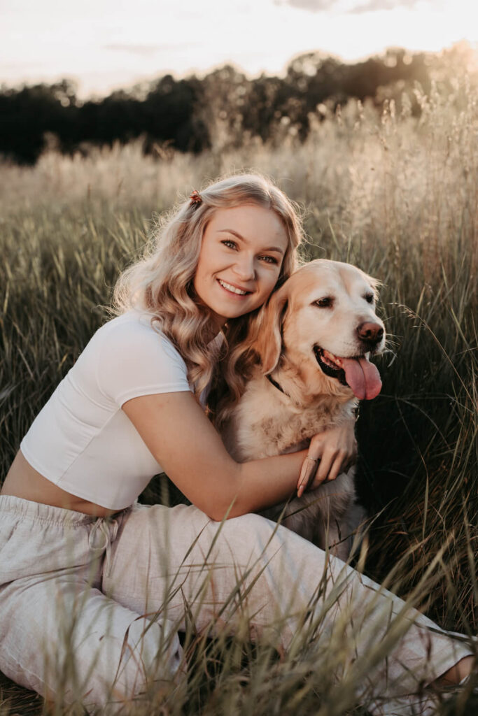 Frau mit Hund beim Fotoshooting in Alsfeld
