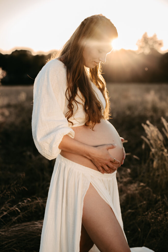 Frau beim Babybauch Fotoshooting in Alsfeld bei Nancy Liebevoll Fotografiert
