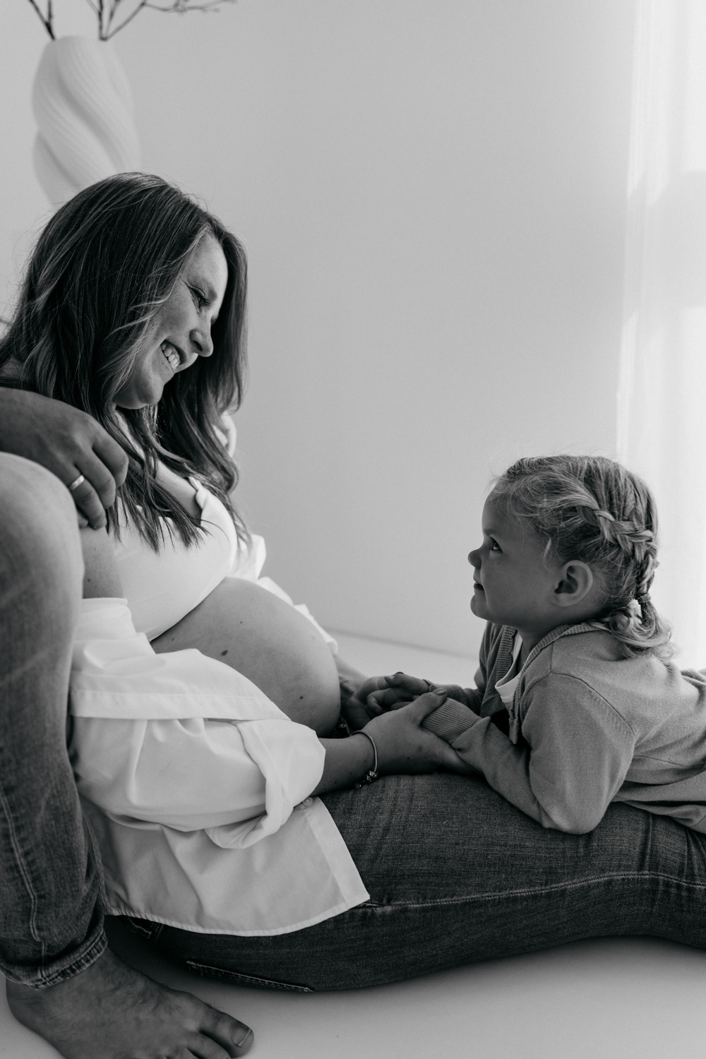 Paar beim Babybauch Fotoshooting bei Nancy Liebevoll Fotografiert