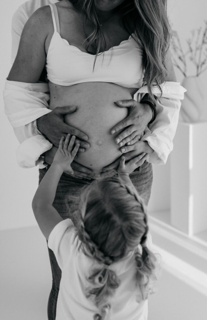 Paar beim Babybauch Fotoshooting bei Nancy Liebevoll Fotografiert