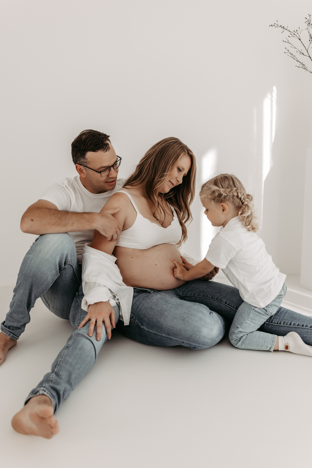 Paar beim Babybauch Fotoshooting bei Nancy Liebevoll Fotografiert