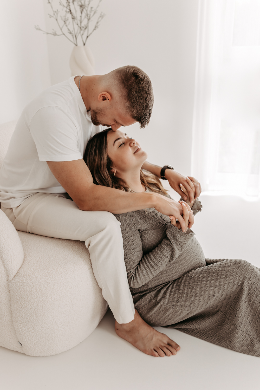 Paar beim Babybauch Fotoshooting bei Nancy Liebevoll Fotografiert