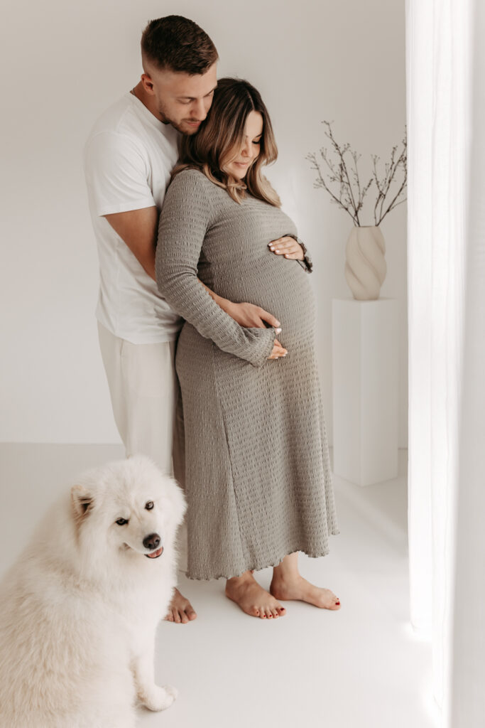 Paar beim Babybauch Fotoshooting bei Nancy Liebevoll Fotografiert