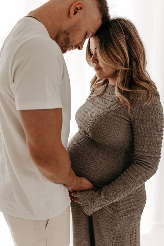 Paar beim Babybauch Fotoshooting bei Nancy Liebevoll Fotografiert