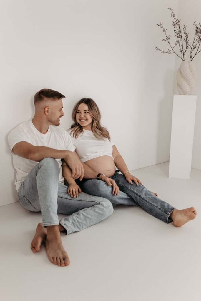 Paar beim Babybauch Fotoshooting bei Nancy Liebevoll Fotografiert