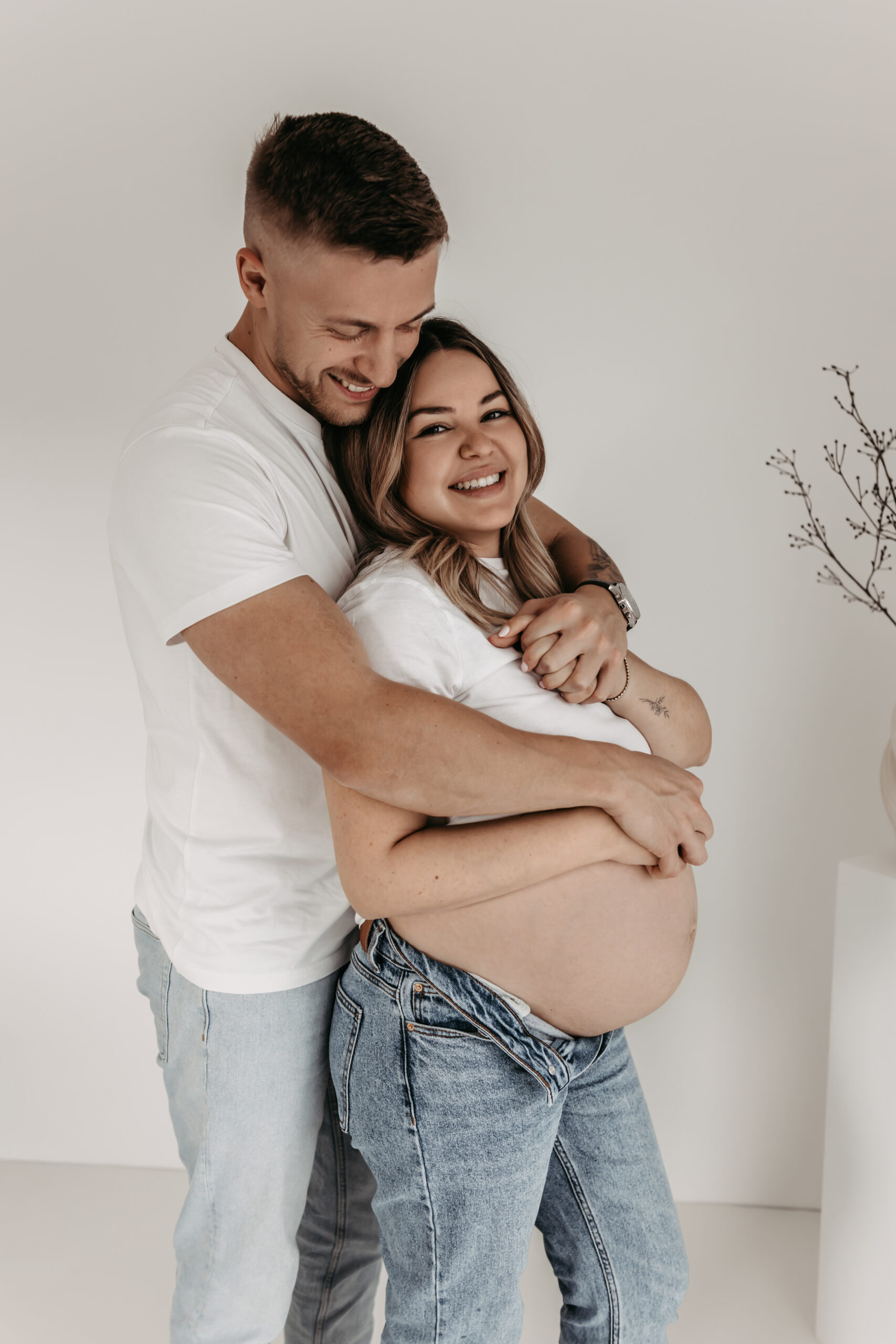 Paar beim Babybauch Fotoshooting bei Nancy Liebevoll Fotografiert