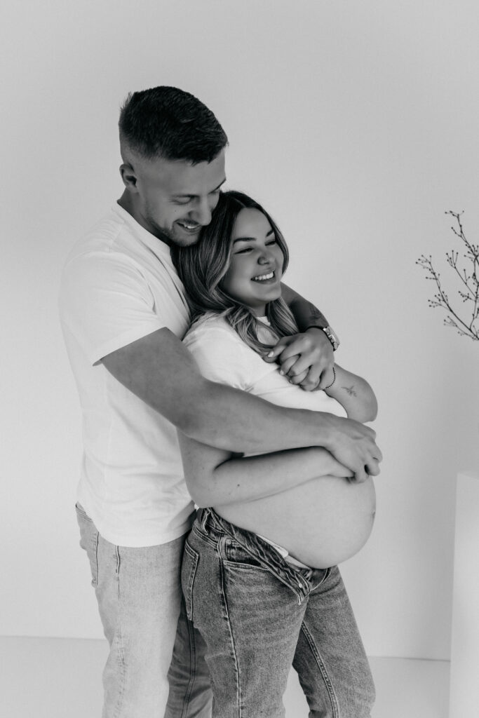 Paar beim Babybauch Fotoshooting bei Nancy Liebevoll Fotografiert