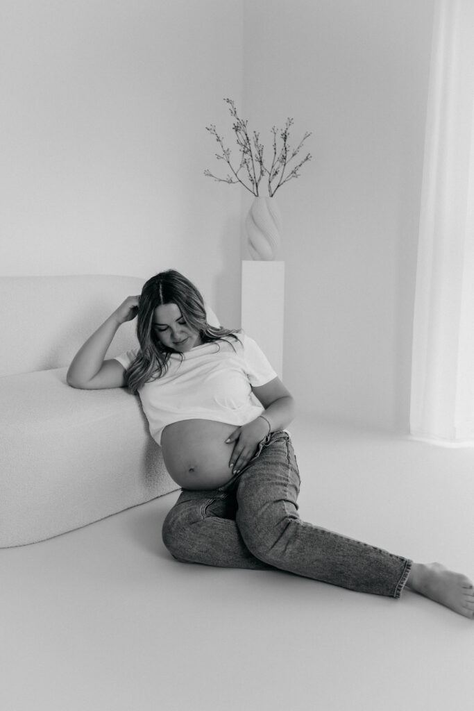 Paar beim Babybauch Fotoshooting bei Nancy Liebevoll Fotografiert