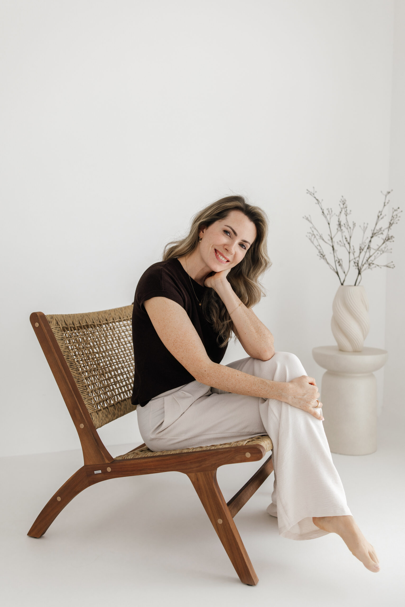 Nancy liebevoll fotografiert auf dem Stuhl