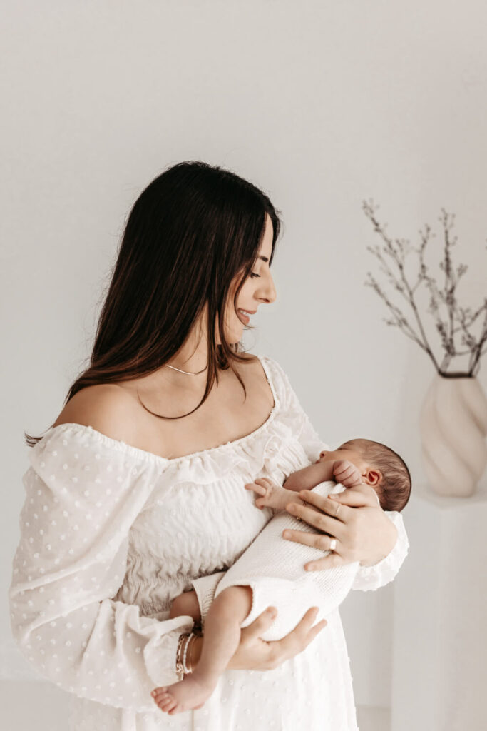 Mutter mit einem Neugeborenen beim Neugeborenen Fotoshooting in Alsfeld