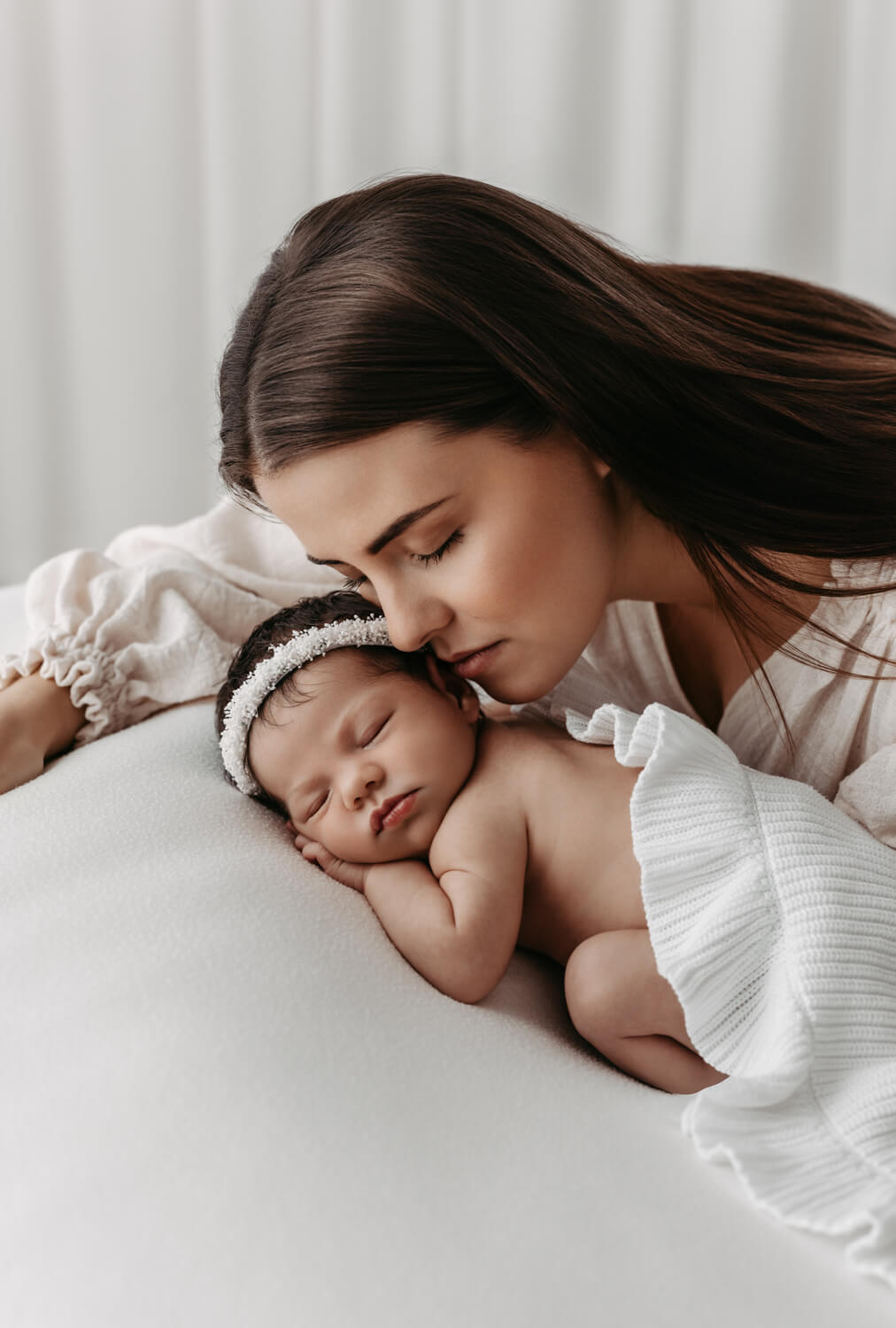 Neugeborenen Fotoshooting Alsfeld mit Fokus auf Verbindung zwischen wunderschöner Mama und Baby bei Nancy Liebevoll fotografiert