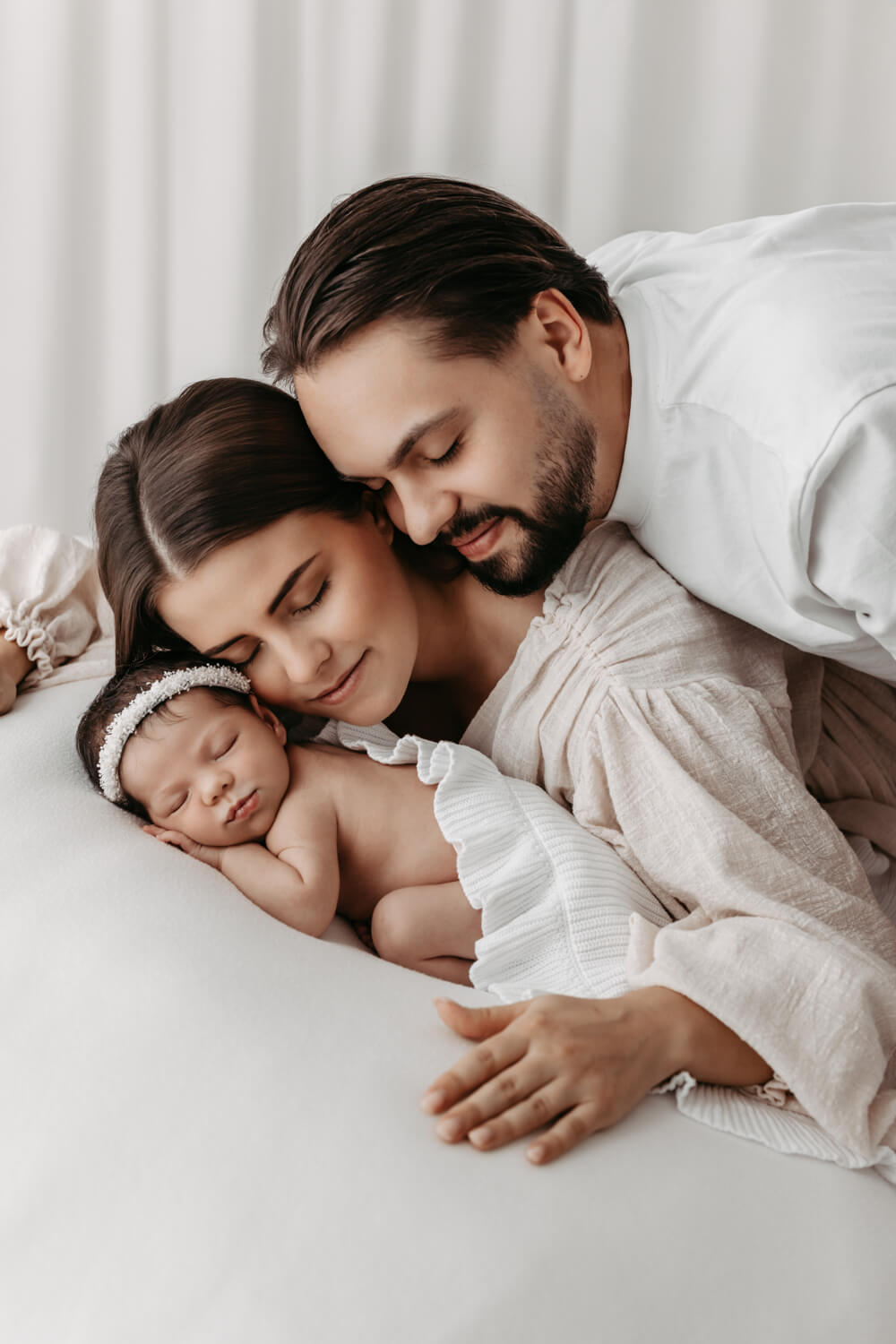 Familiäres Neugeborenen Fotoshooting in Alsfeld mit Eltern und ihrem Baby in warmen Naturfarben