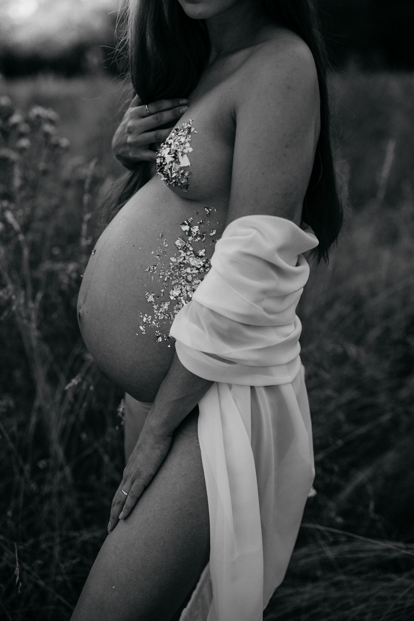 Schwangere mit Glitzer auf dem Bauch beim Babybauch Shooting Gießen